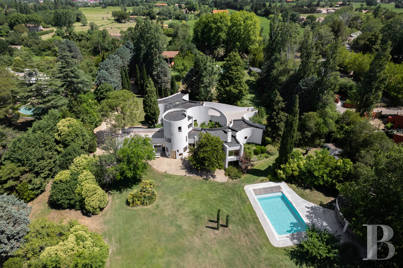 An architect-designed villa built in the 1970s near Arles, in Bouches-du-Rhône - photo  n°1